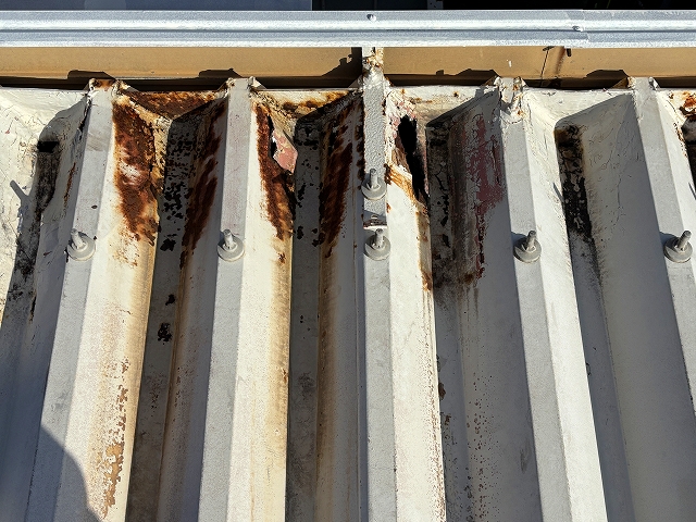 屋根のサビ、穴