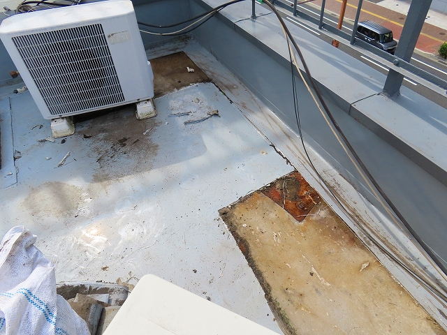 室外機が置いてある箇所だけ防水工事がされていない