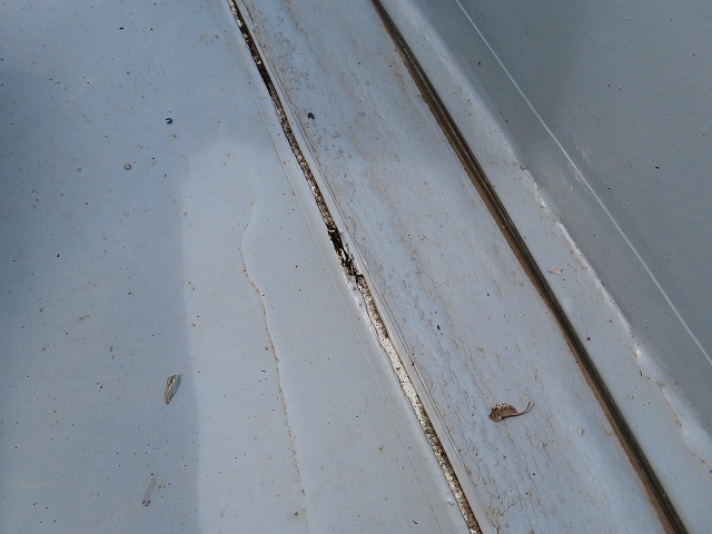 防水層の継ぎ目がコーキングでしてあり、切れている