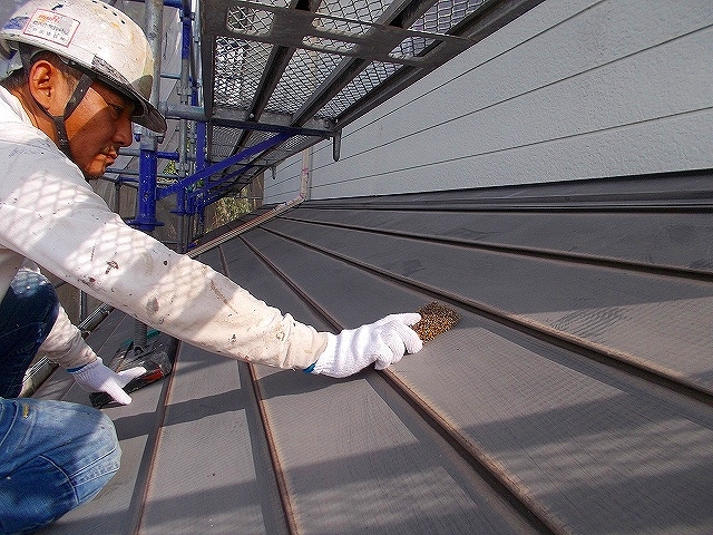 下地処理をする職人