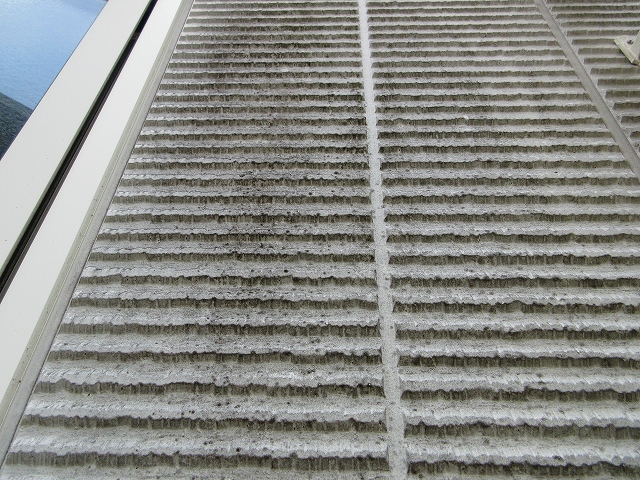 サイディングの溝に溜まった汚れ