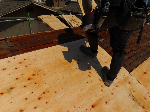 屋根葺き替え工事　コンパネの設置