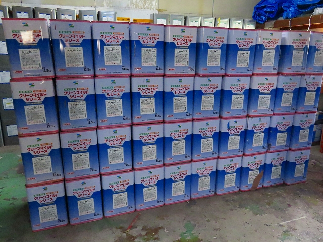 倉庫の塗料の在庫