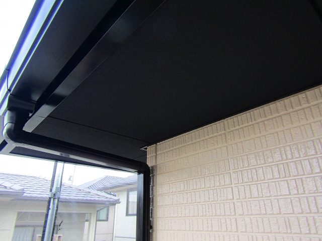 濃い色で塗装した軒天