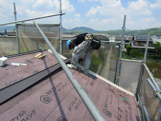 屋根工事をする職人