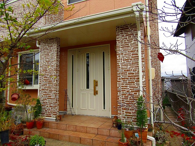 玄関回りをダブルトーンでアクセントに