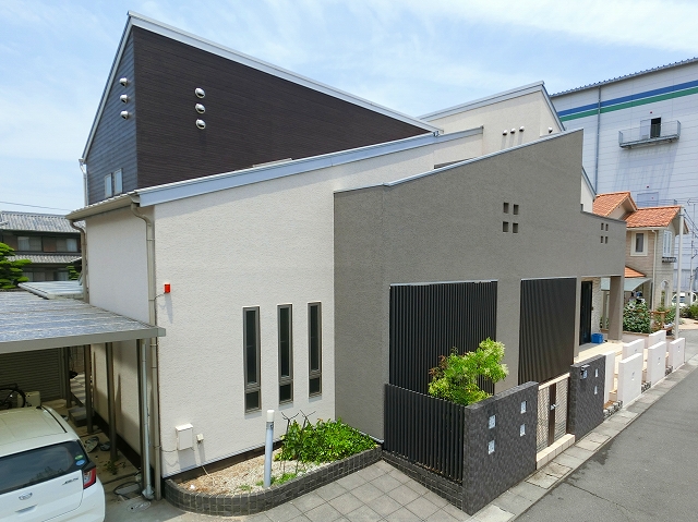 マットな塗り壁とツヤのある外壁