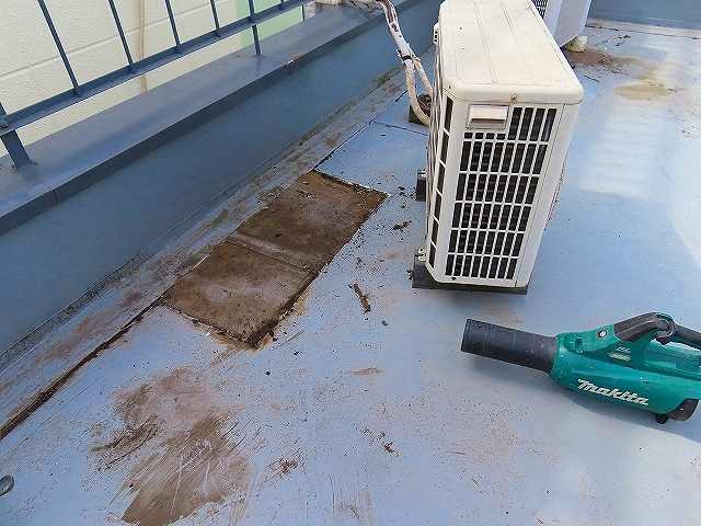 室外機を動かすとシート防水のままでした