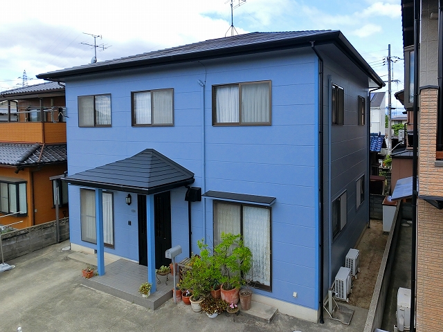 ブルーグレーに塗装した住宅