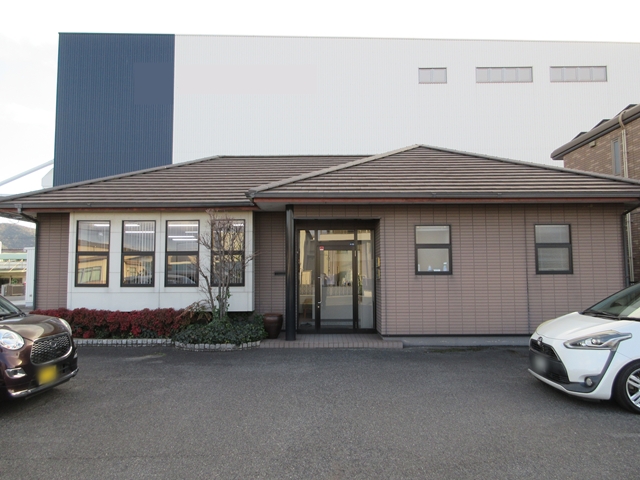 事務所外壁塗装工事の施工前全景